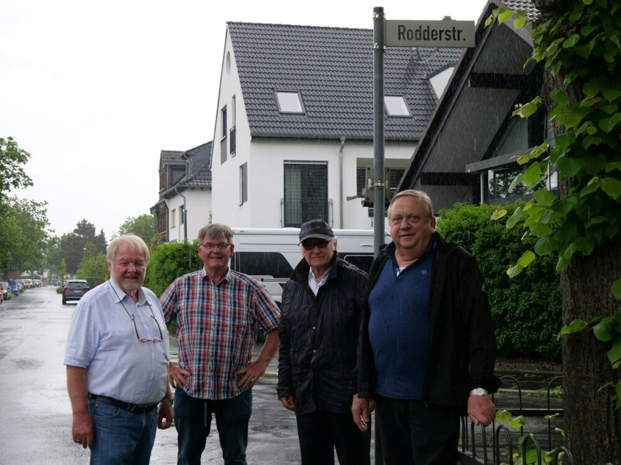 Ortsvorsteher Otto Winkelhag hier mit Willy Winkelhag, Günter Undorf und Harald Seidel (v.l.) erörtern die Lage vor Ort.