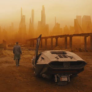 Der Blade Runner (Ryan Gosling) unterwegs in Los Angeles nach der Öko-Katastrophe