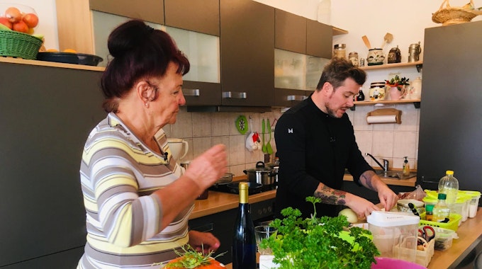 Daniel Gottschlich kocht bei Kitchen Impossible mit der Oma von Sternekoch Robin Pietsch