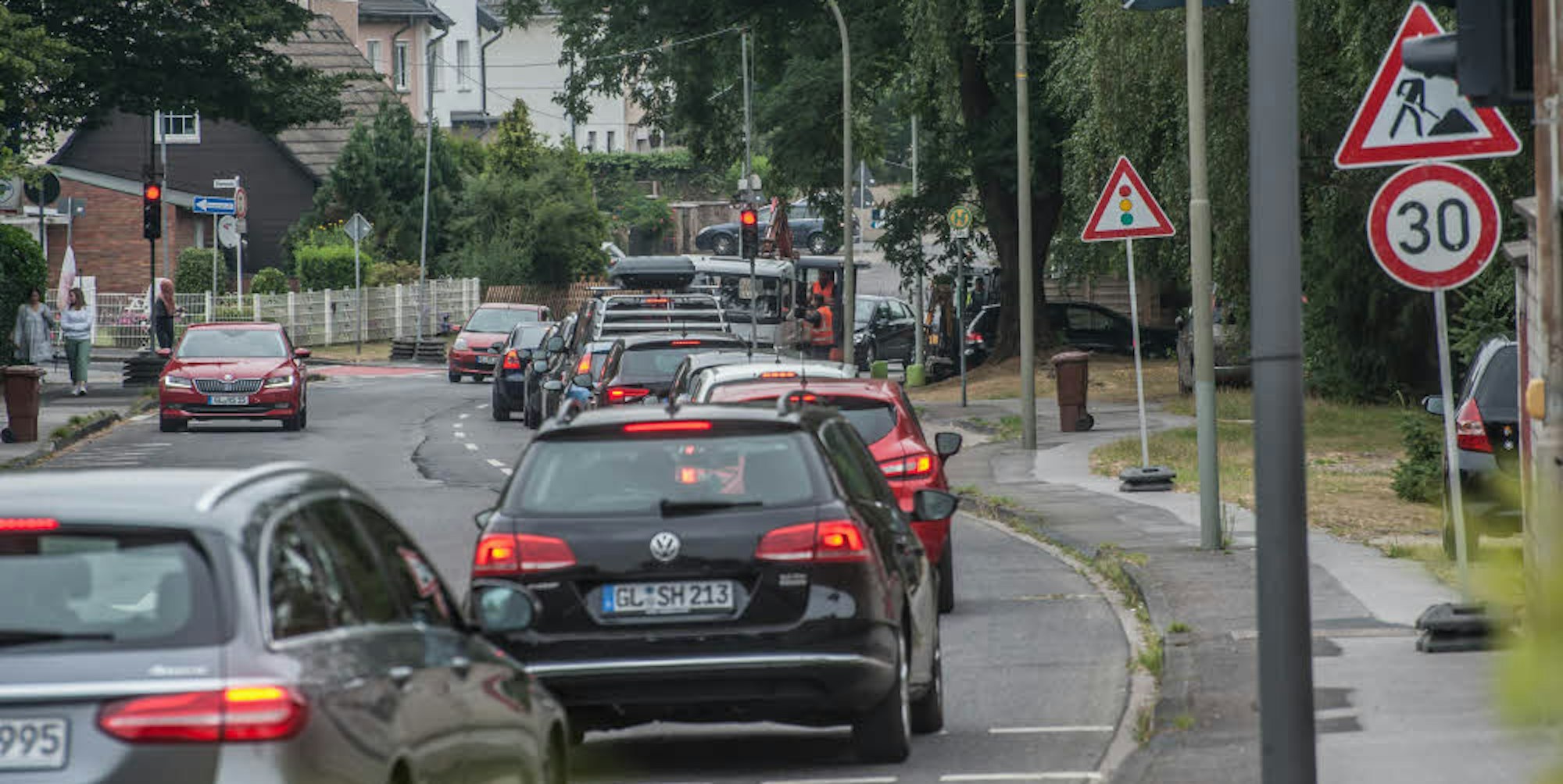 Rotlicht und Tempo 30: Mit einer Ampel wird der Verkehr auf der Opladener Straße in Höhe der Bahnbrücke wechselseitig an der Baustelle vorbei geführt.