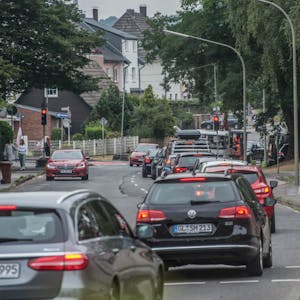 Rotlicht und Tempo 30: Mit einer Ampel wird der Verkehr auf der Opladener Straße in Höhe der Bahnbrücke wechselseitig an der Baustelle vorbei geführt.