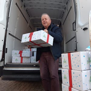 Paketbote: Ralf Herbert Puhl verteilt Päckchen, damit die Kirchengemeinden den Senioren eine Freude machen können.