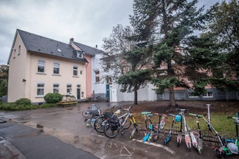 Die Gemeinschaftsgrundschule Morsbroicher Straße ist in die Jahre gekommen. Sie soll erneuert und erweitert werden.