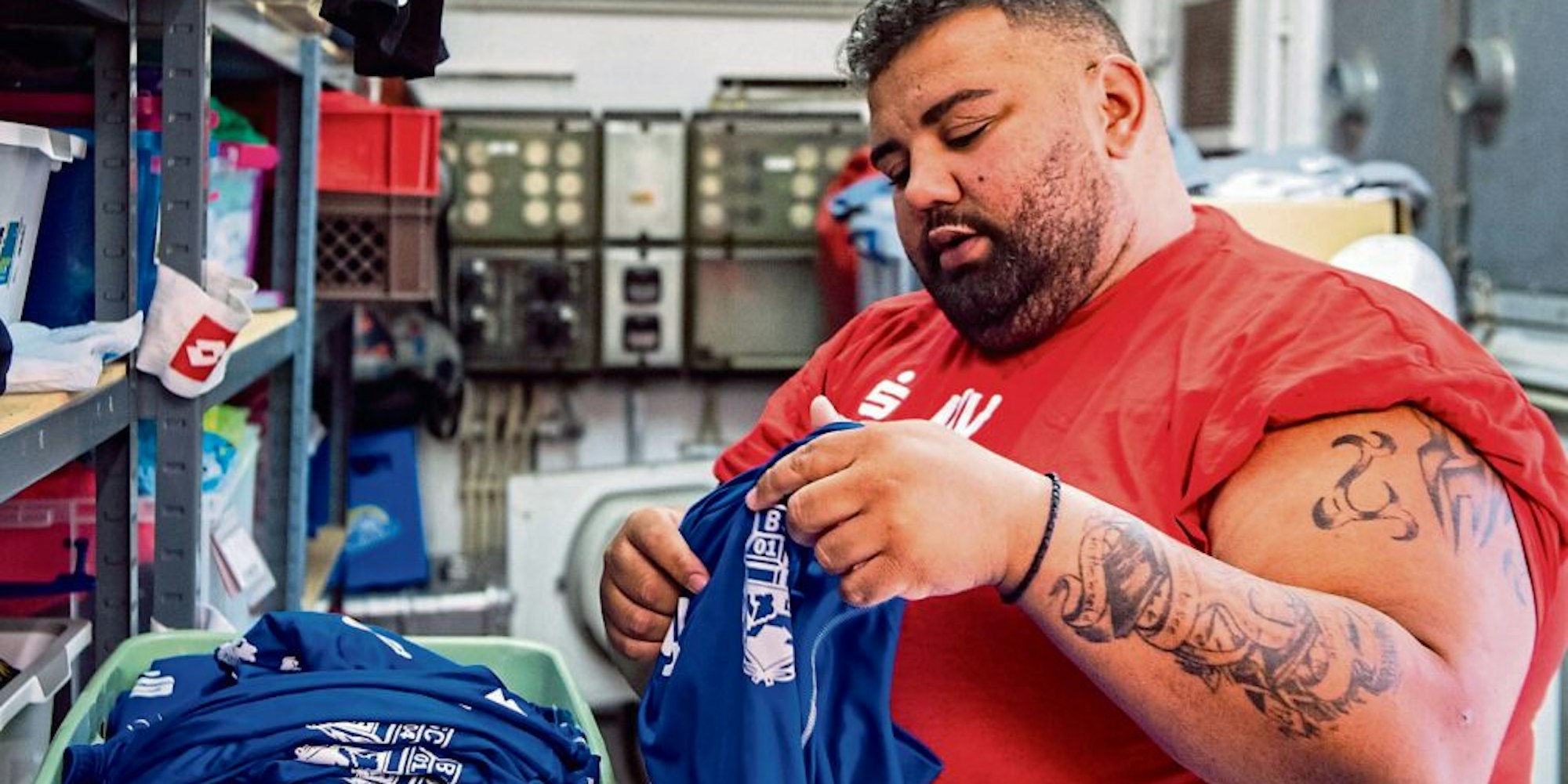BSC-Teambetreuer Marcello Volk kümmert sich um die schmutzige Wäsche des Vereins. Und faltet die saubere.