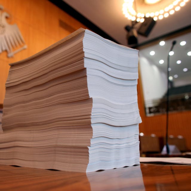 Ein Papierstapel im Kölner Ratssaal