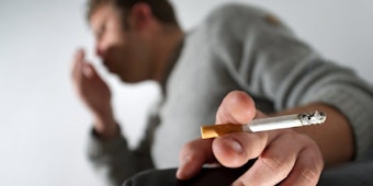 Hüsteln, Räuspern, Keuchen, die typischen Begleiterscheinungen sollten Raucher alarmieren.