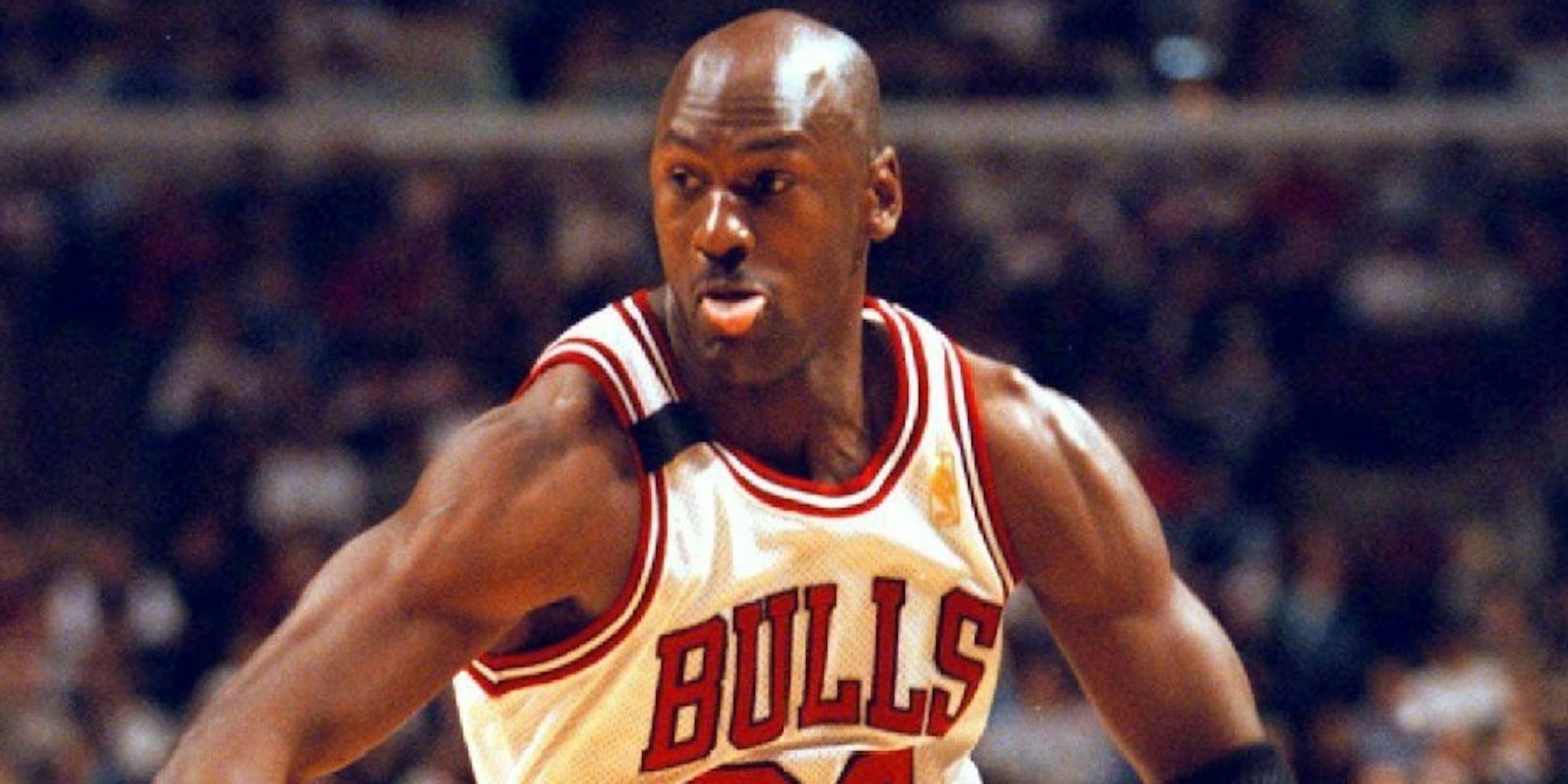 Zunge raus und durch: Michael Jordan im Trikot der Chicago Bulls.