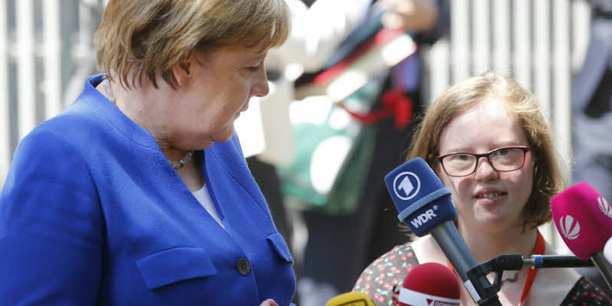 Bei Ohrenkuss schreiben nur Menschen mit einer Trisomie 21. Eine von ihnen ist  Natalie Dedreux. Vor einigen Jahren traf sie Angela Merkel für ein längeres Gespräch.
