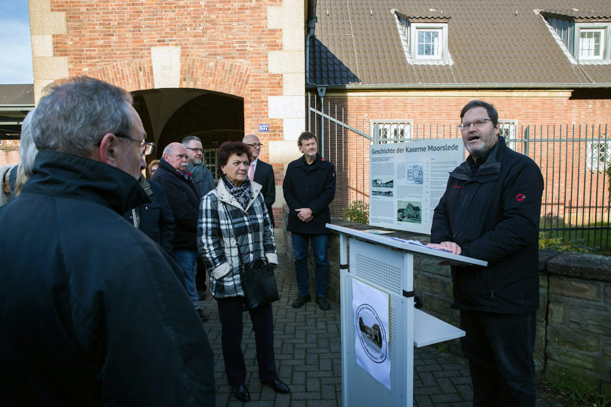 Alexander Kierdorf (r.) informierte die Besucher über die fast 80-jährige Geschichte der ehemaligen Kasernenanlage.