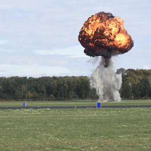 Während des Manövers kam Pyrotechnik zum Einsatz um die Bedrohungssituationen realistisch wirken zu lassen.