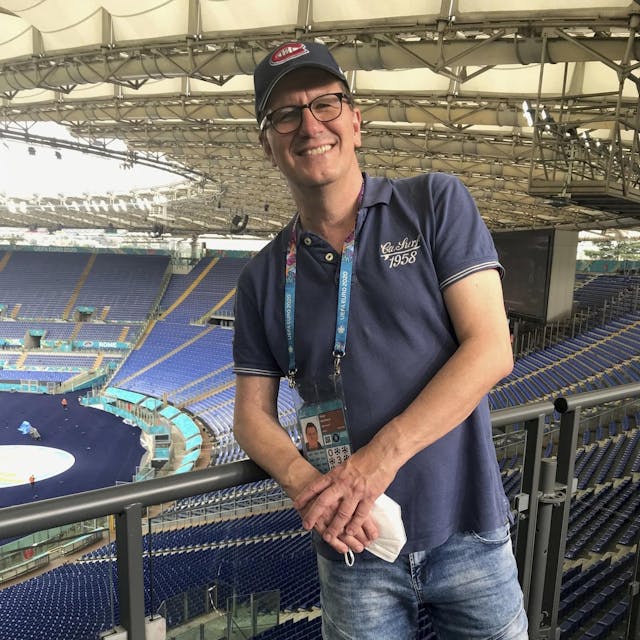 Burkhard Hupe – hier im Stadion von Rom – berichtet live von der EM.