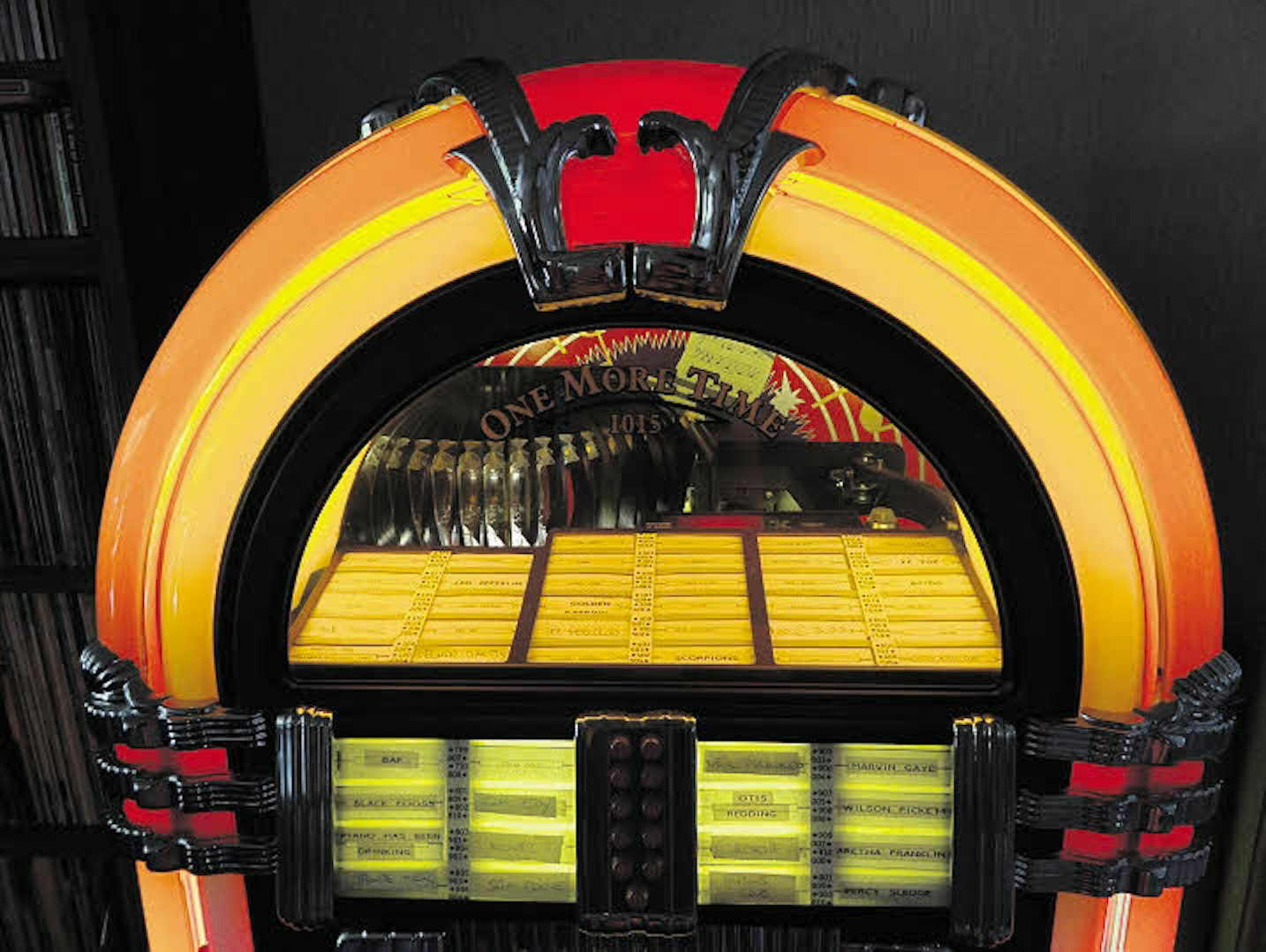 Die Wurlitzer-Jukebox leuchtet im Wohnzimmer und spielt Singles von Led Zeppelin, Golden Earring, Otis Redding oder Aretha Franklin.