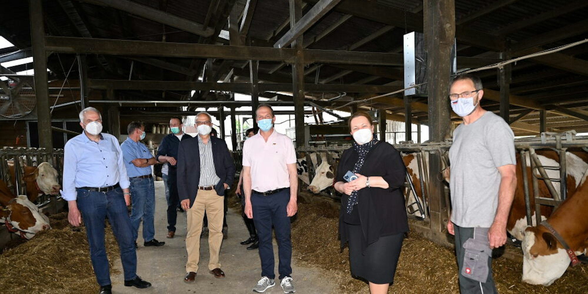 Im Kuhstall von Lambert Stöcker (r.) trafen sich Rainer Deppe, Uli Heimann, Michael Braun und Landwirtschaftsministerin Ursula Heinen-Esser (v. l.).