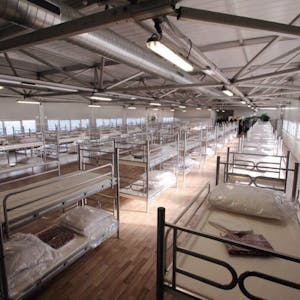 Flüchtlingsunterkunft in einer Leichtbauhalle. (Symbolbild)