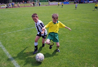 Die Kinder soll sich voll auf den Ball und den Gegner konzentrieren – und nicht vom Geschrei der Eltern abgelenkt werden. 