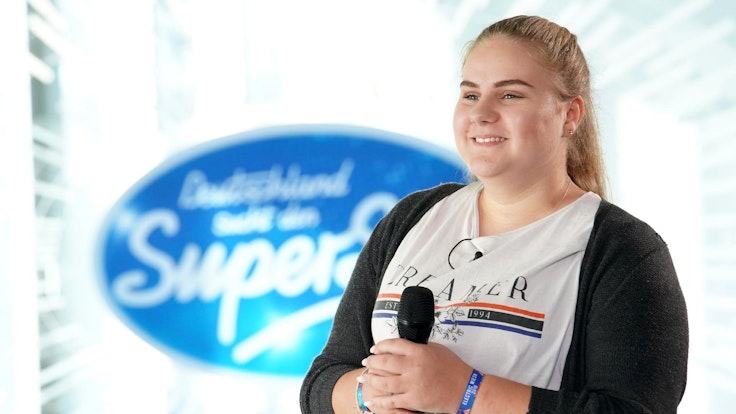 Estefania Wollny steht mit Mikrofon in der Hand beim Casting für die TV-Show „Deutschland sucht den Superstar“ (DSDS).