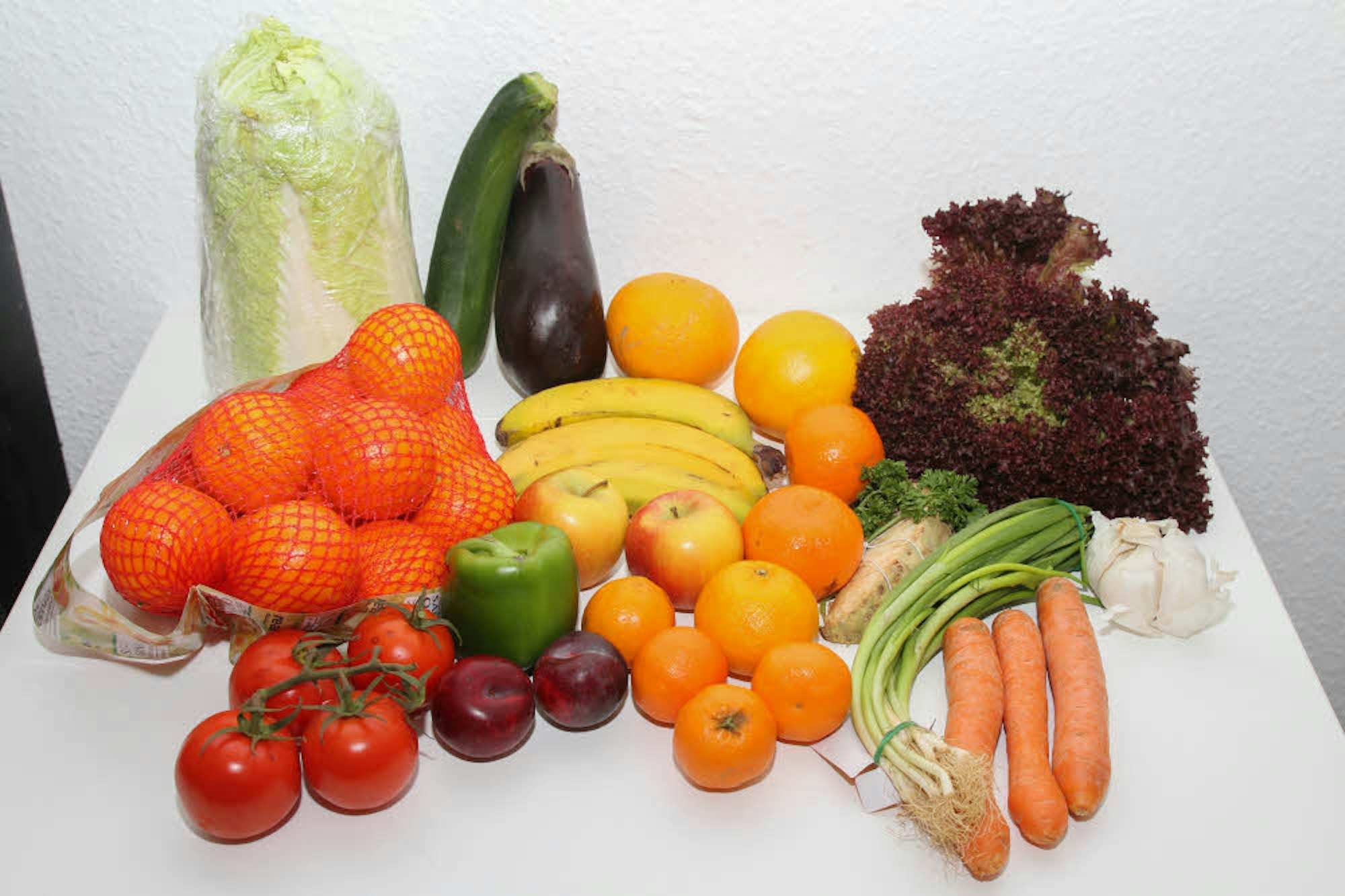 Eine prall gefüllte Tüte Obst und Gemüse gibt es von „Real“.