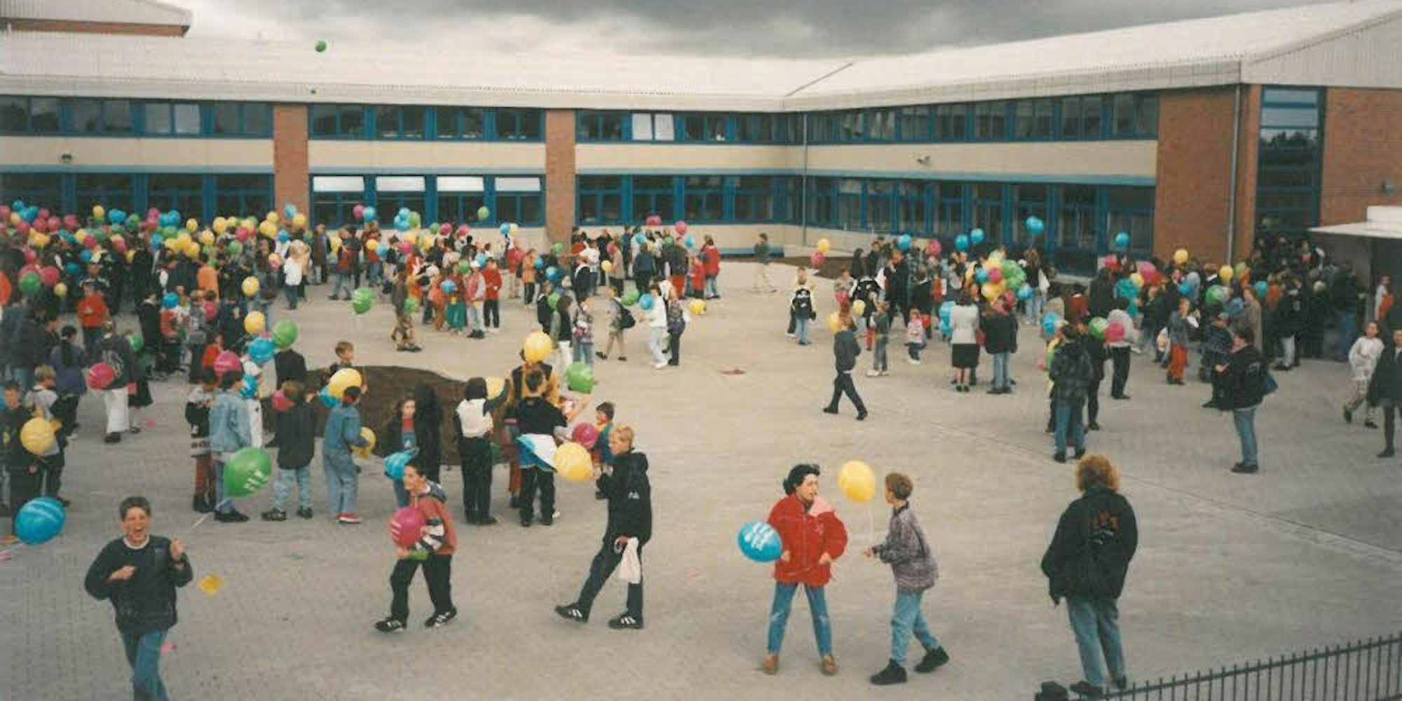 Bunte Ballons prägten das Bild bei einem Event in der Gesamtschule Weilerswist, die vor 25 Jahren ihren Schulbetrieb startete.