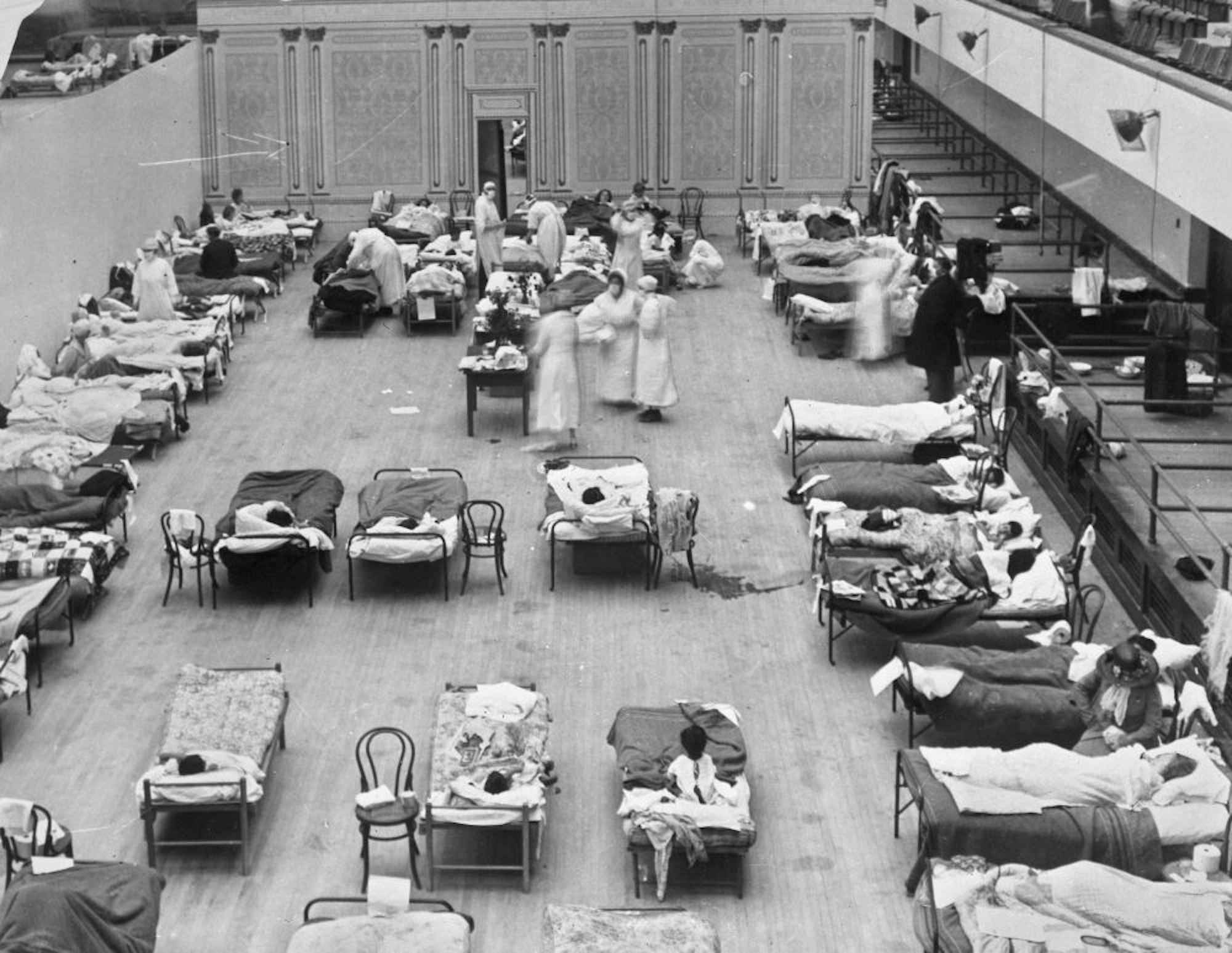 Ehrenamtliche Helferinnen des Roten Kreuzes pflegen im Hörsaal in Oakland Influenza-Kranke.
