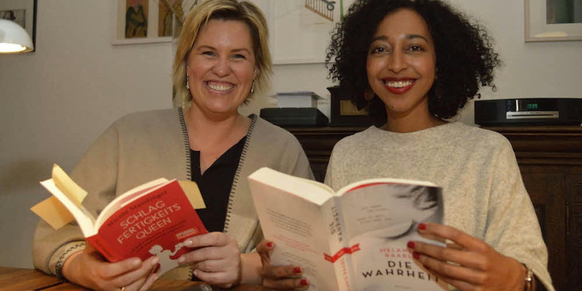 Bestsellerautorinnen unter sich: Nicole Staudinger und die Wiehlerin Melanie Raabe bei einer Lesung in Overath. Mit „Die Wahrheit“ geht Raabe ab sofort auf Lesetournee, „Die Falle“ wird in Hollywood verfilmt.