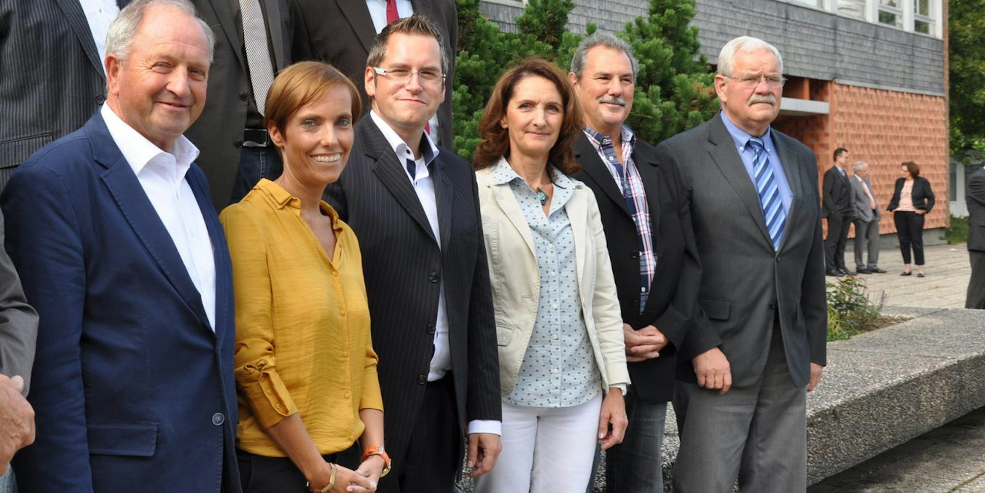 Helmut Breuer (rechts) mit anderen früheren Ortsbürgermeistern in Bedburg