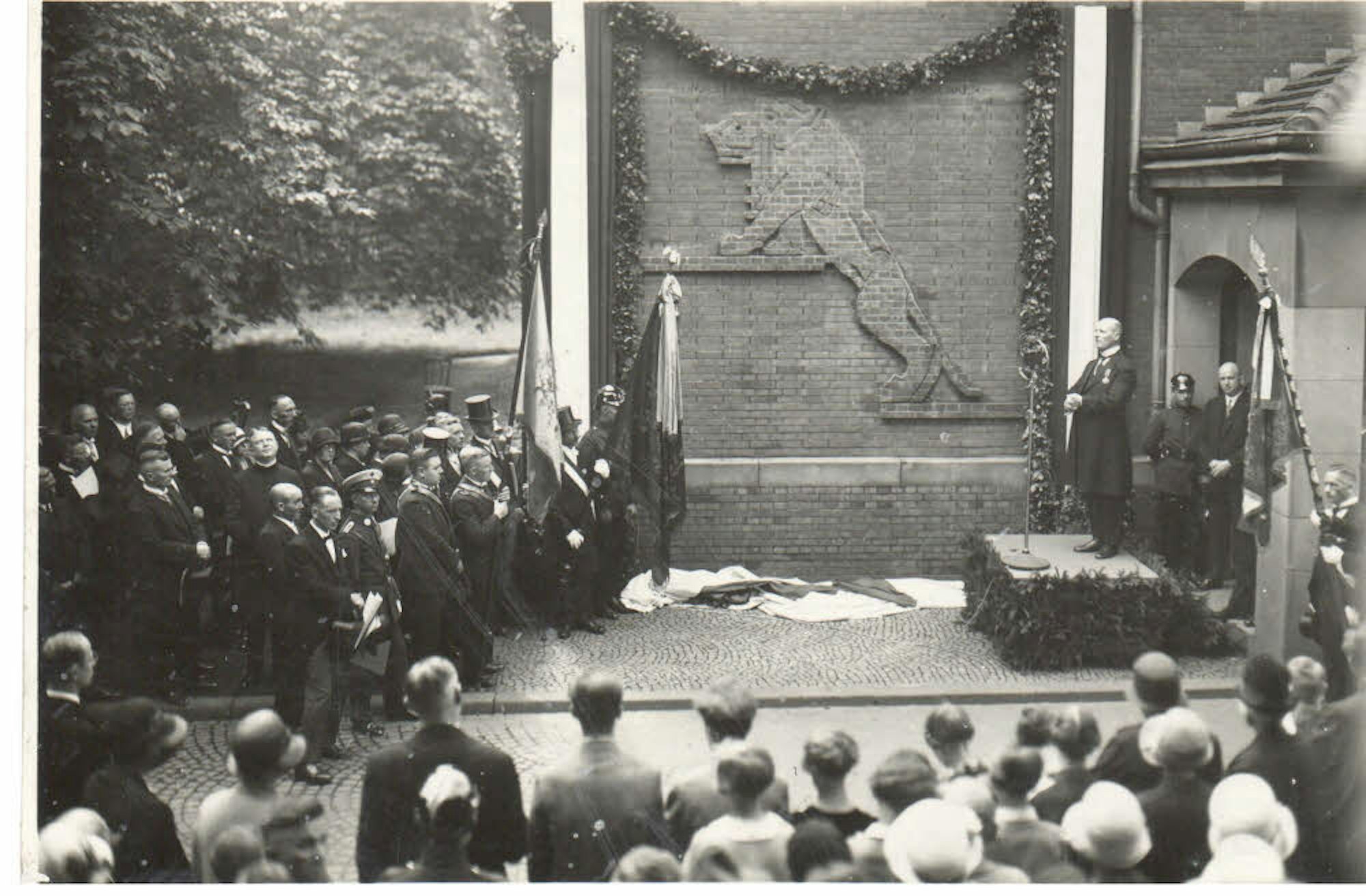 Einweihung des Gefallenen-Ehrenmals bei Zanders für die Opfer des Ersten Weltkriegs.
