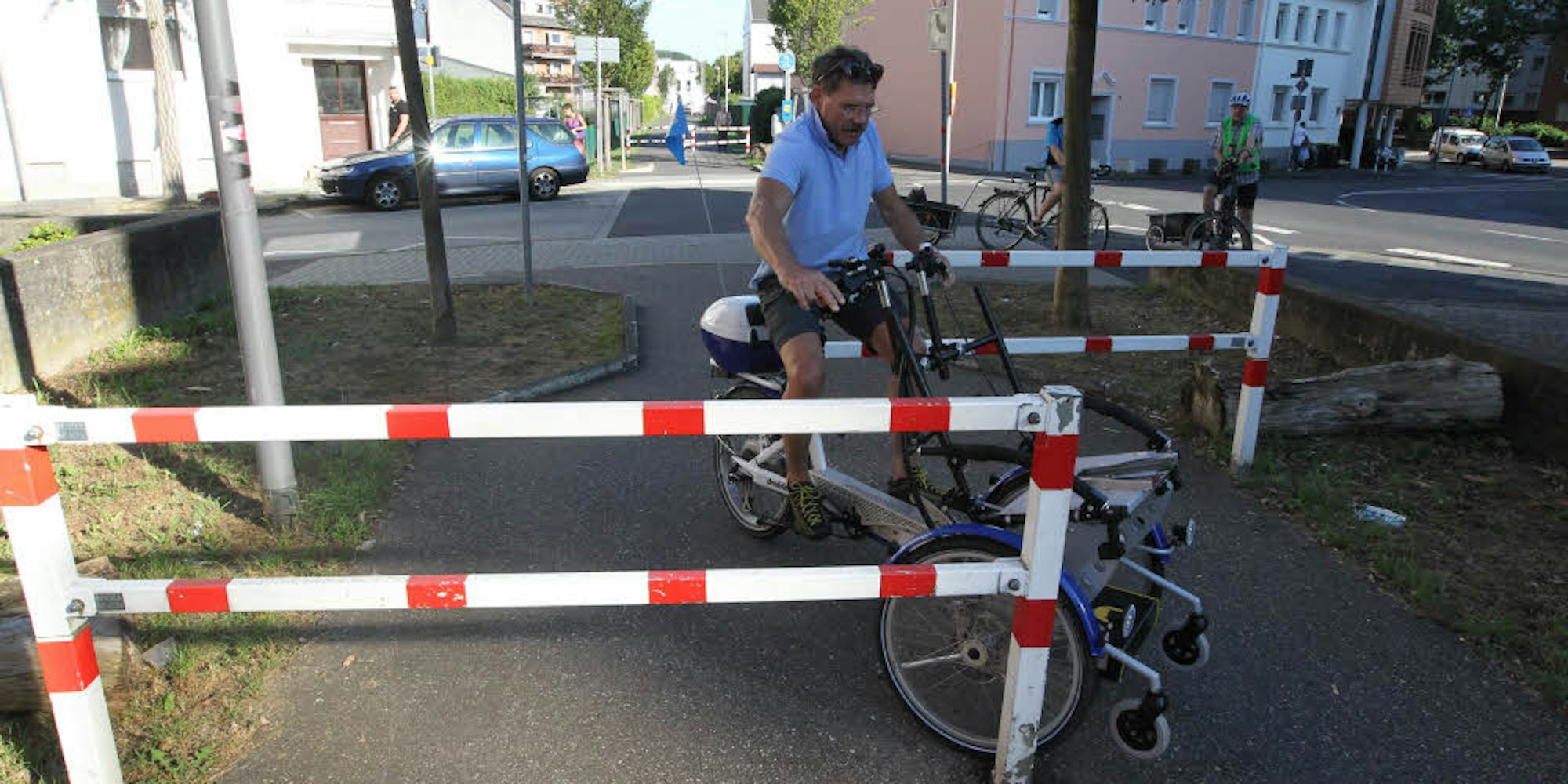 Nur mit Mühe kann Günter Langen das Behinderten-Dreirad um die Barrieren manövrieren. „Mit Inklusion hat das nichts zu tun“, kritisiert der ADFC.