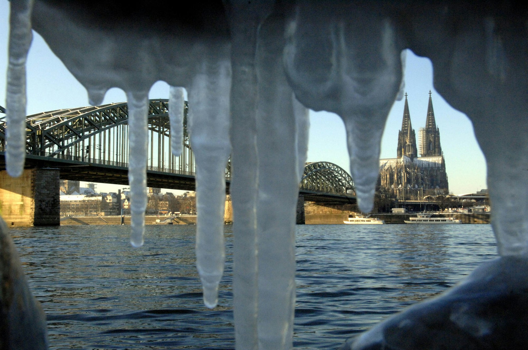 Eiszeit am Rhein, festgehalten im Januar 2000.