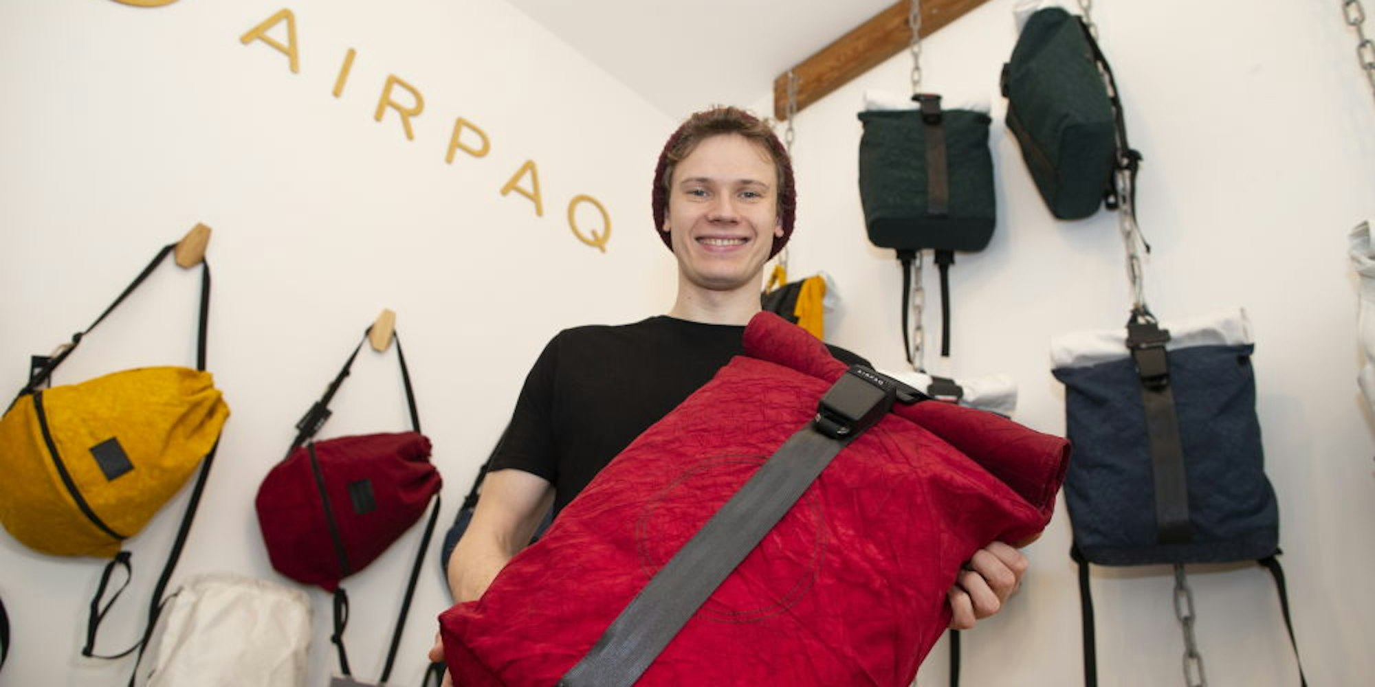 Bunt und nachhaltig: Michael Widmann präsentiert eine „Airpaq“-Tasche.