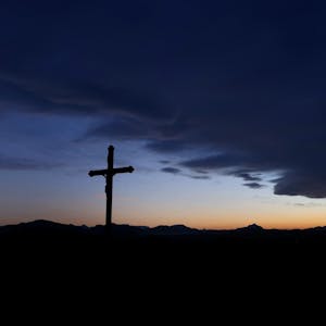 Kreuz auf Hügel