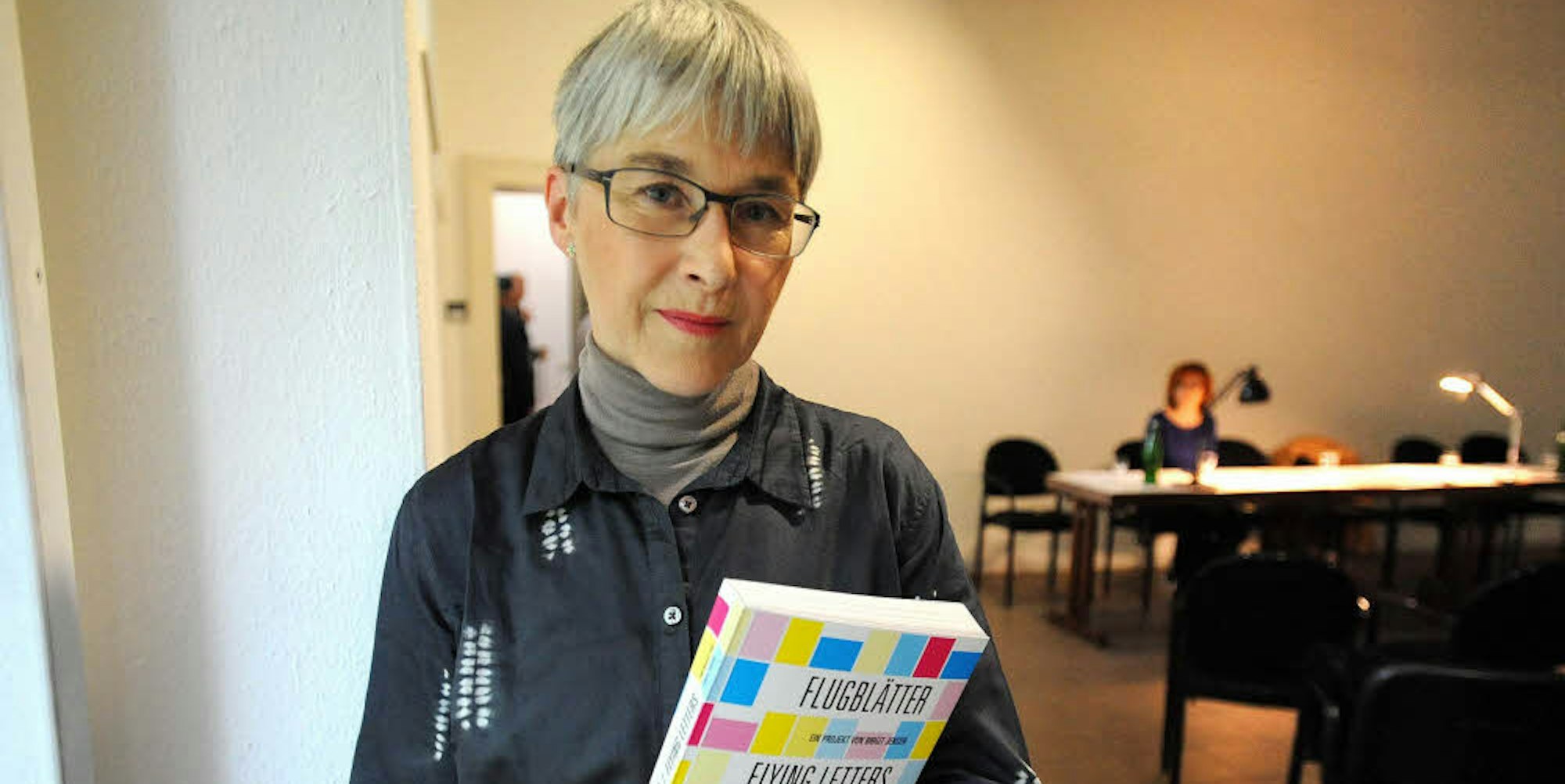 Birgit Jensen mit ihrem Buch, in dem 130 Künstler aus aller Welt beschreiben, was es heute eigentlich bedeutet, Kunst zu machen.