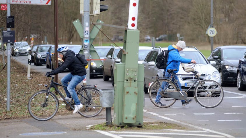 Noch können Radfahrer, die auf dem Radweg an der Luxemburger Straße in Richtung Innenstadt oder Hürth unterwegs sind, den Militärring leicht überqueren.