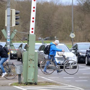 Noch können Radfahrer, die auf dem Radweg an der Luxemburger Straße in Richtung Innenstadt oder Hürth unterwegs sind, den Militärring leicht überqueren.