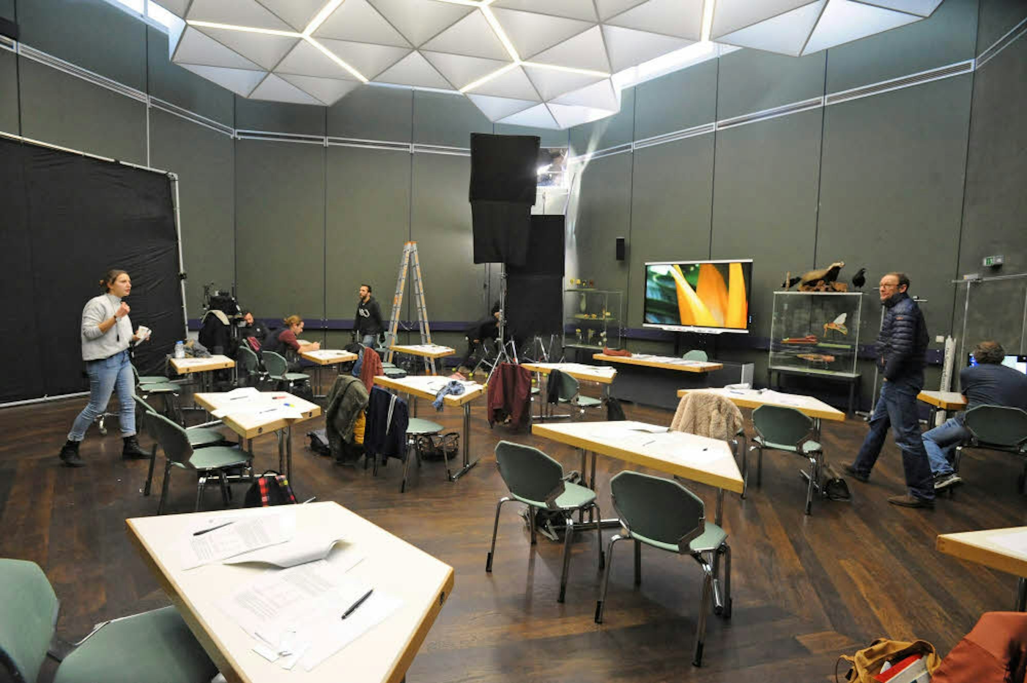 Im ersten Stock des Forums werden Szenen in einem Klassenzimmer des fiktiven Robert-Görlinger-Gymnasiums gedreht.