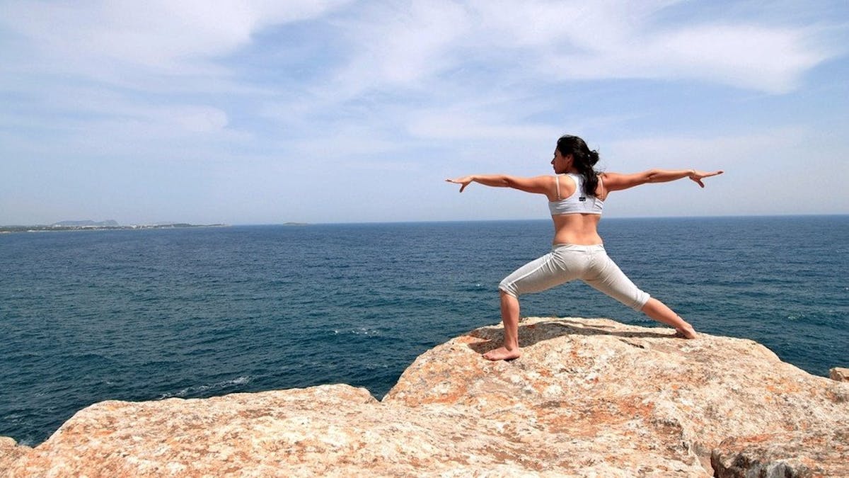 Yoga gilt als gelenkschonende Sportart, die den Geist zur Ruhe bringt und die Tiefenmuskulatur stärkt.