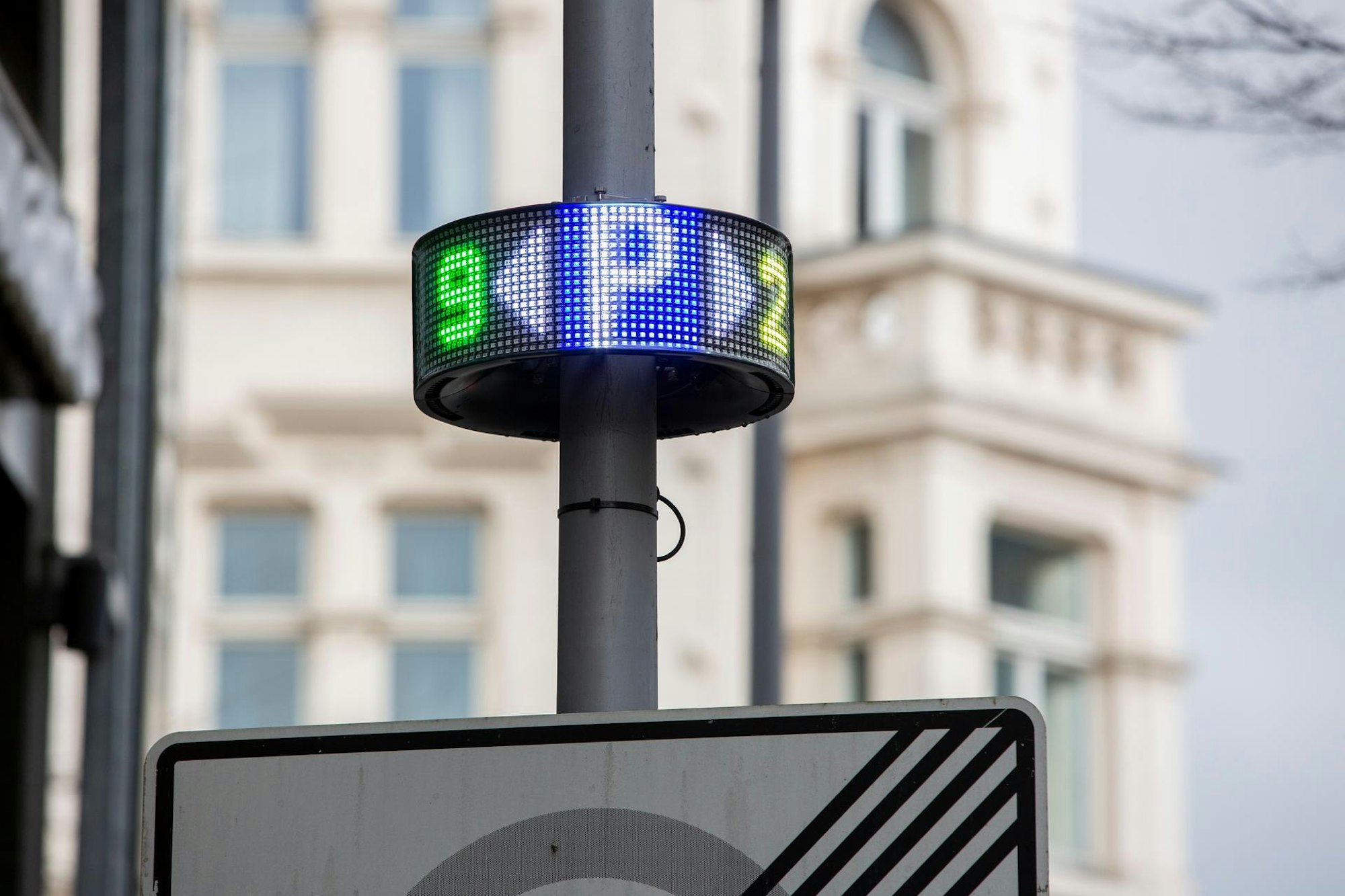 Ein LED-Display zeigt Autofahrern an, wo der nächste freie Parkplatz in ihrer Umgebung zu finden ist.