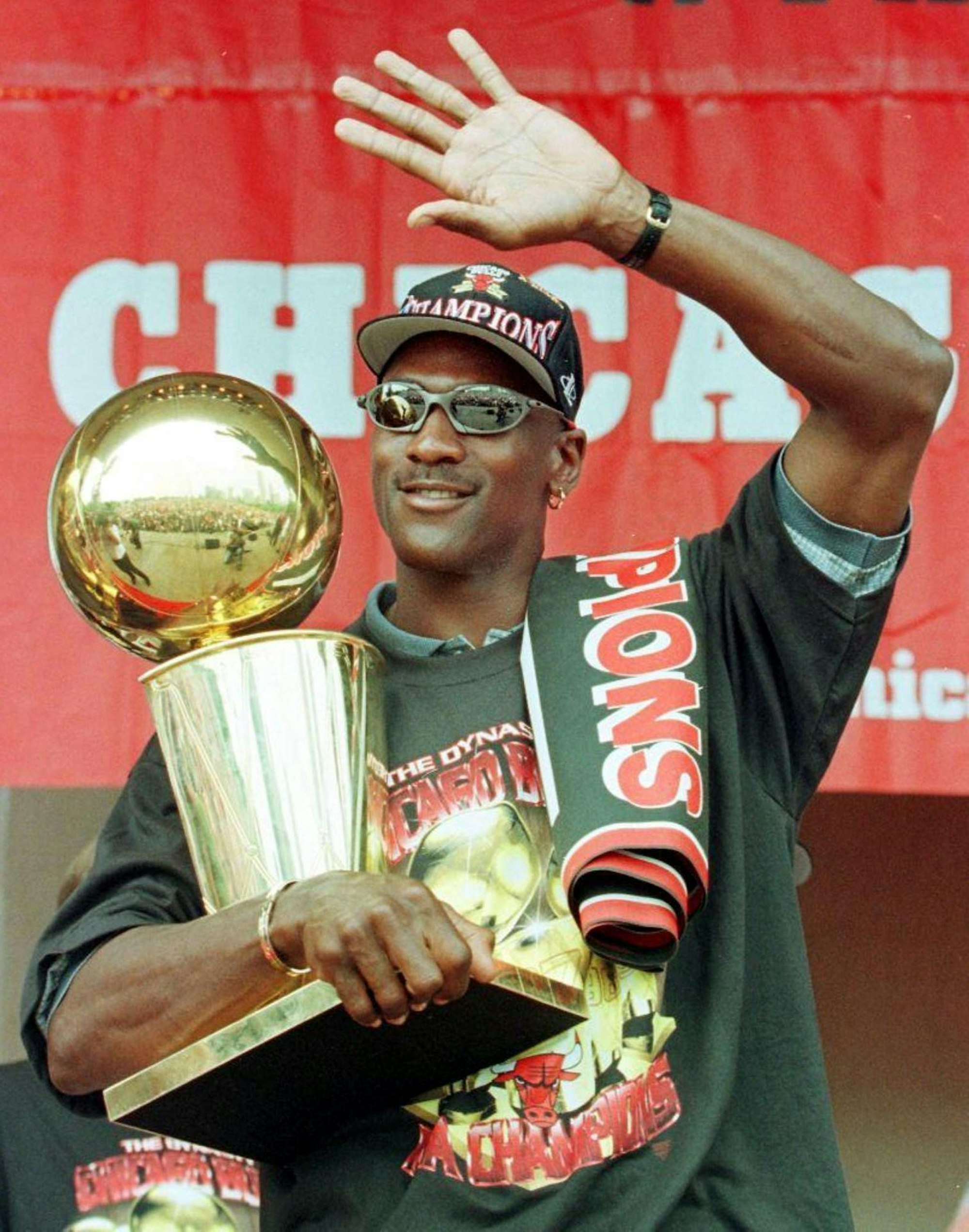 Michael Jordan 1997 mit Tophäe