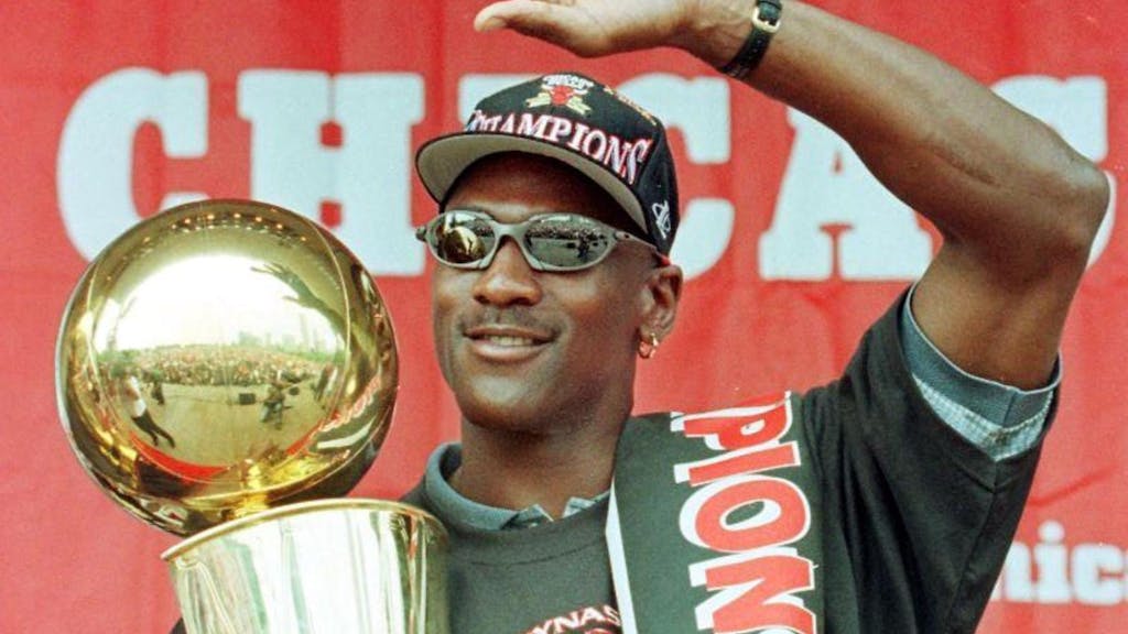 Michael Jordan 1997 mit Tophäe