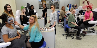 In der Zweigstelle Frechen des Berufskollegs Bergheim erlernen die Mädchen den Beruf Kosmetikerin.