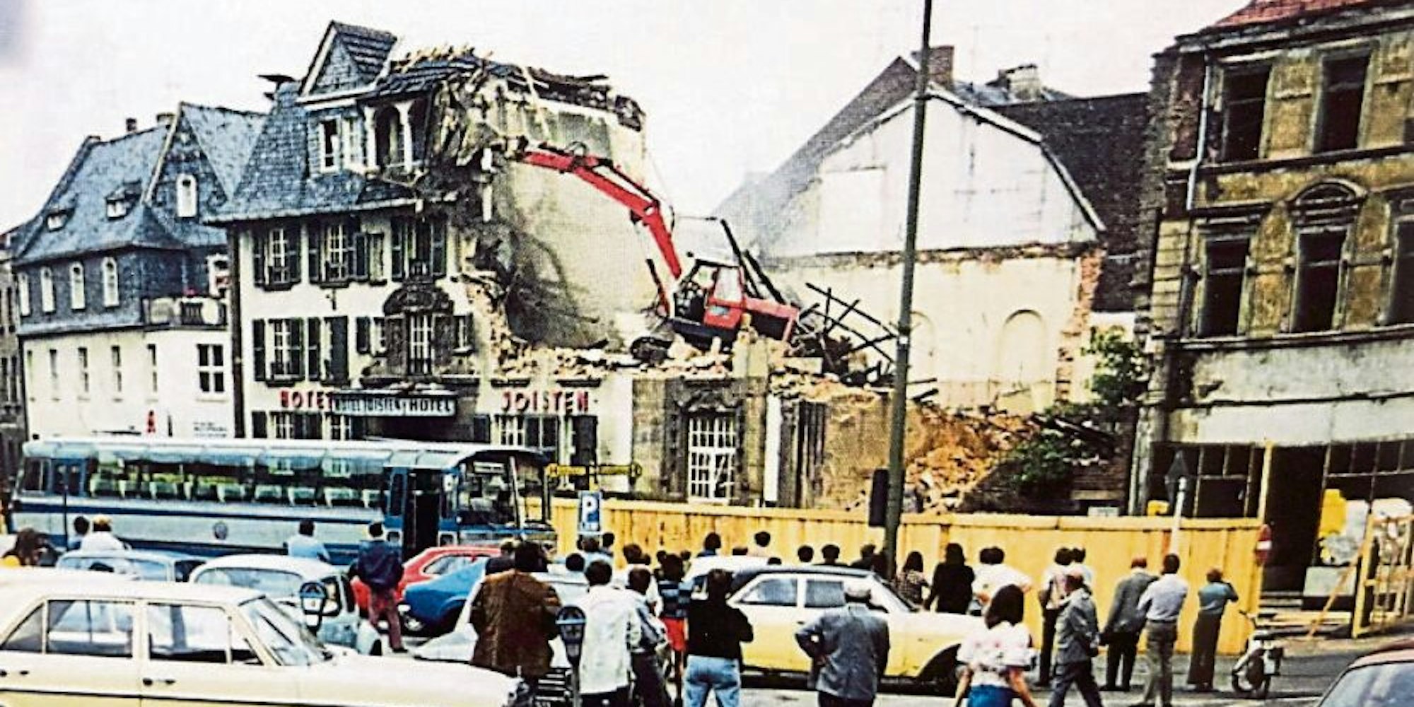 Am 13. Juli 1973 beginnen Bagger mit dem Abriss des Hotel Joisten am Alten Markt in Euskirchen.