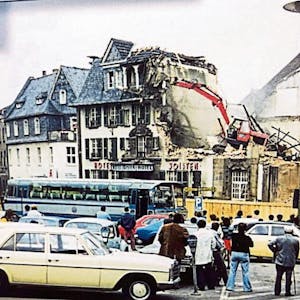 Am 13. Juli 1973 beginnen Bagger mit dem Abriss des Hotel Joisten am Alten Markt in Euskirchen.