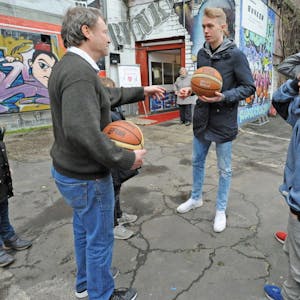 Reiner Hilken leitet das Jugendzentrum Bunker - und freute sich über prominenten Besuch aus der Basketball-Bundesliga.