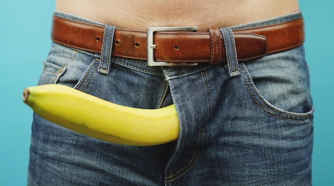 Eine Banane ragt phallusartig aus dem Hosenstall einer Jeans.