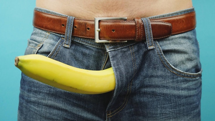 Eine Banane ragt phallusartig aus dem Hosenstall einer Jeans.