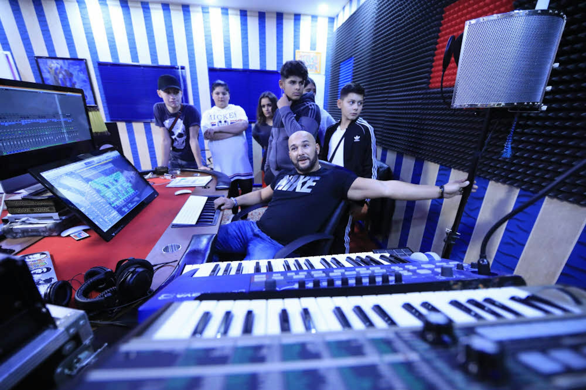 Der Rapper Serkan betreut die Jugendlichen in einem Tonstudio.