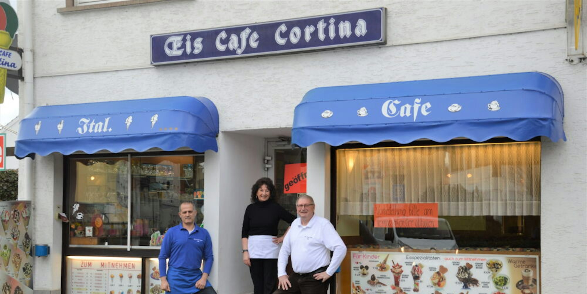 Empfangen im Eiscafé Cortina die Kunden: (v.l.) Spass Spassov, Carmen De Cesero und ihr Bruder Danilo.