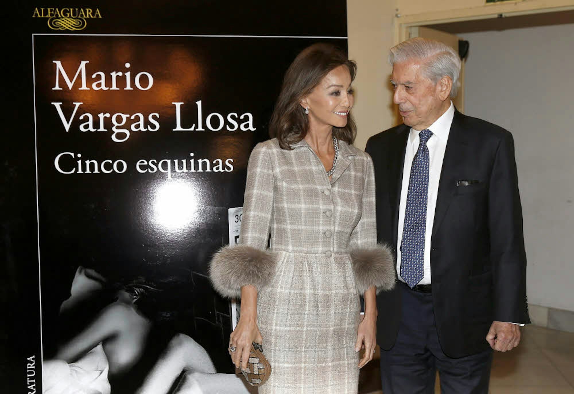 Mario Vargas Llosa mit Isabel Preysler bei der Vorstellung seines neuen Romans „Cinquo esquinas“ Anfang März in Madrid