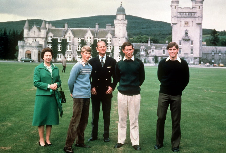 Im Kreise der Familie: Königin Elizabeth II., Prinz Edward, Prinz Philip, Prinz Charles und Prinz Andrew im November 1979 vor Schloss Balmoral in Schottland.