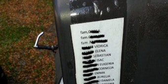 Lange Namenslisten auf einem Briefkasten an der Felderhof