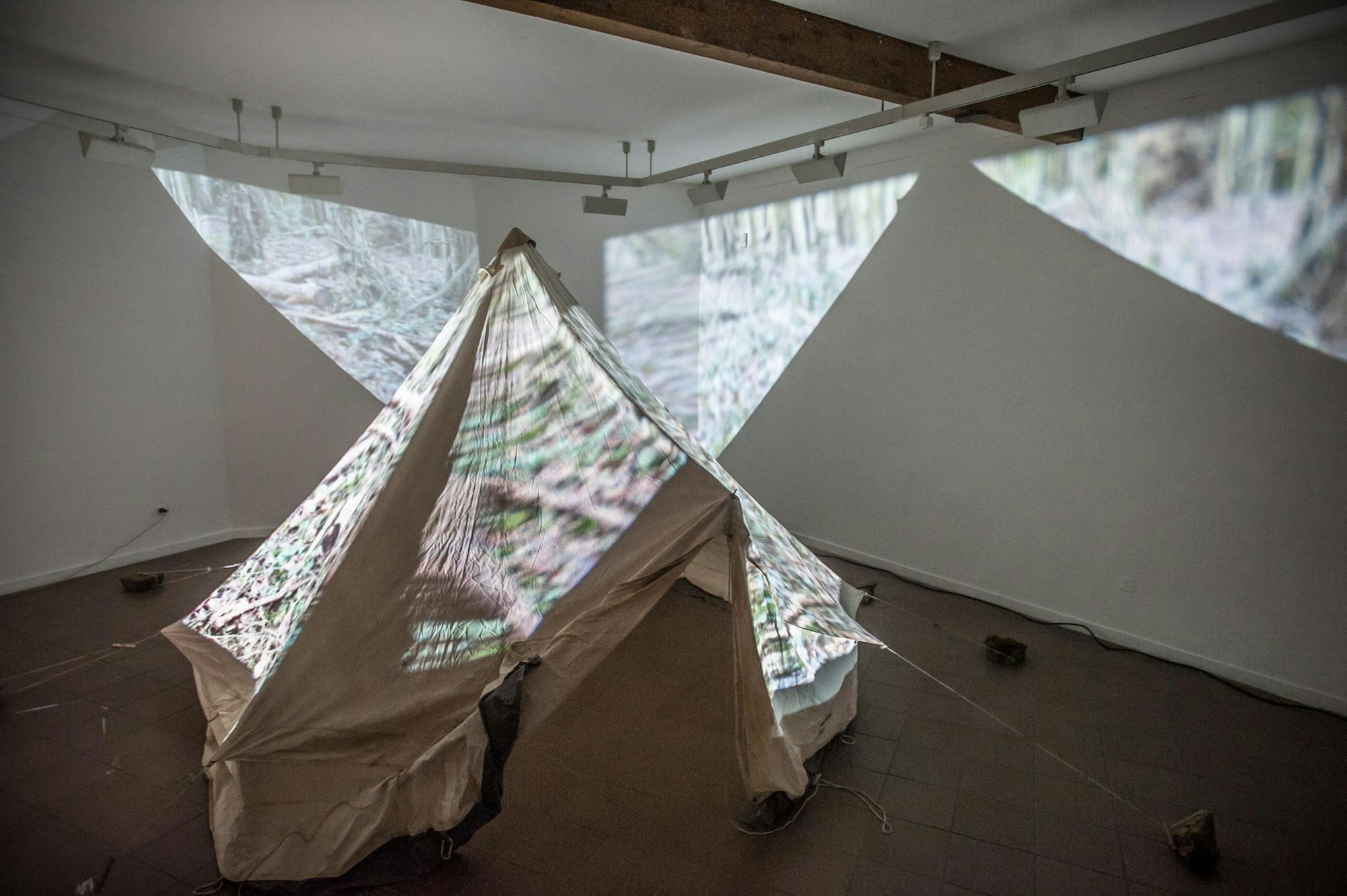 Blick in ein Idyll, das keines ist: Anna Matzeks Zelt- und Videoinstallation wurde zuletzt im Kunstverein aufgebaut.
